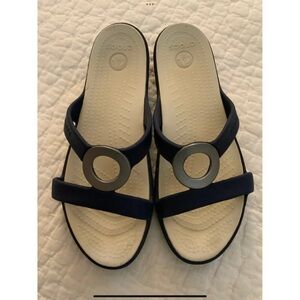 Womens Sanrah Metal Circle Crocs Navy & White Strappy Slide Sandals Size 7